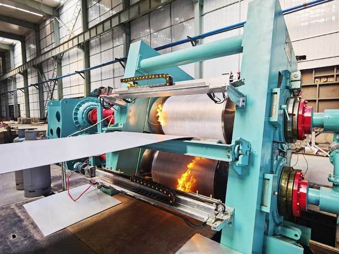 铝带材电磁铸轧技术及设备的发明专利项目为1、铝带材电磁铸轧技术及设备,涉及铝加工领域。其特点是: